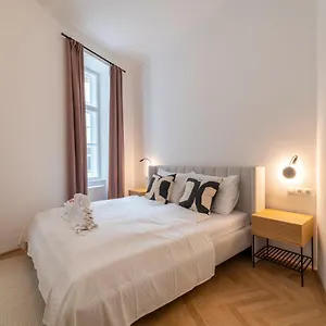 Josef's I Deluxe In Ideal Location Apartment